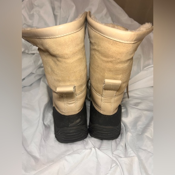 UGG women’s Adirondack III boot size 8 in cream colour - Picture 2 of 14
